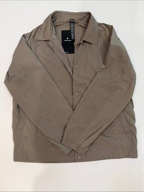 lululemon athletica Men's Lightweight Coach Jacket in Taupe